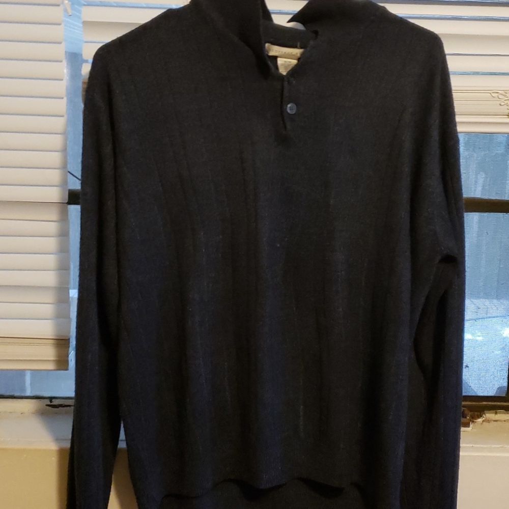 Two sweaters - Picture 5 of 7